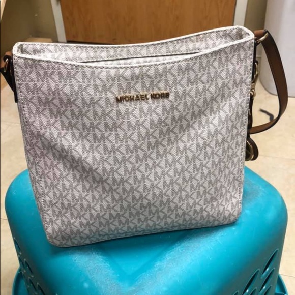 michael Kor’s purse - Picture 1 of 4